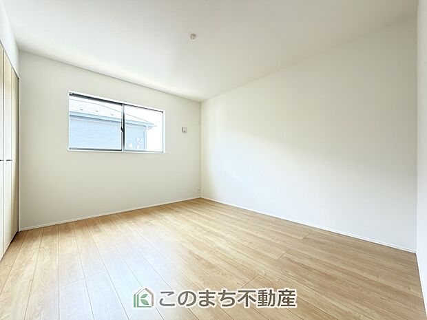 【洋室】日当たりが良く明るい洋室です。クローゼット付きで家具の配置がしやすく居心地の良いプライベート空間を演出します。