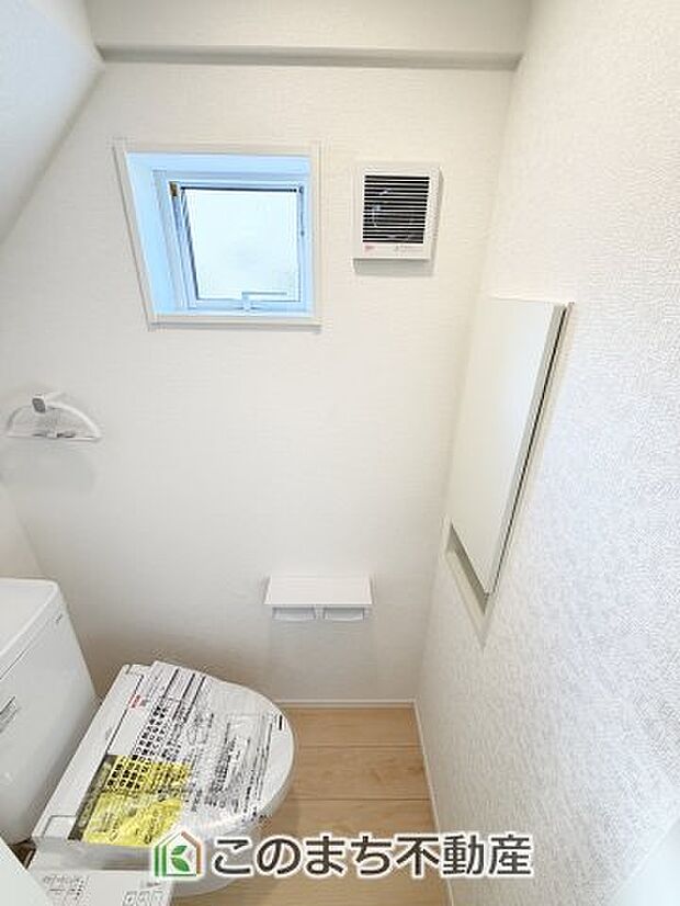 【トイレ】小窓から換気ができて清潔なトイレスペース☆