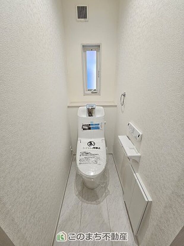 【トイレ】小窓から換気ができて清潔なトイレスペース☆
