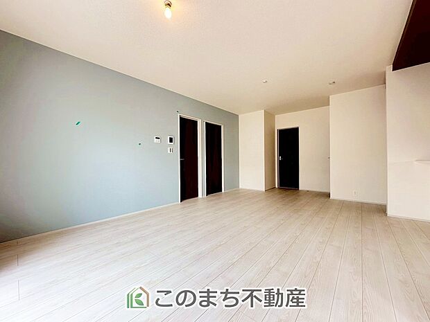 【居間・リビング】オープンでのびやかな空間を生み出す、こだわりの広がりとゆとり。家族と過ごす時間を大切にしたい方にぴったりの明るくゆとりある住空間です。