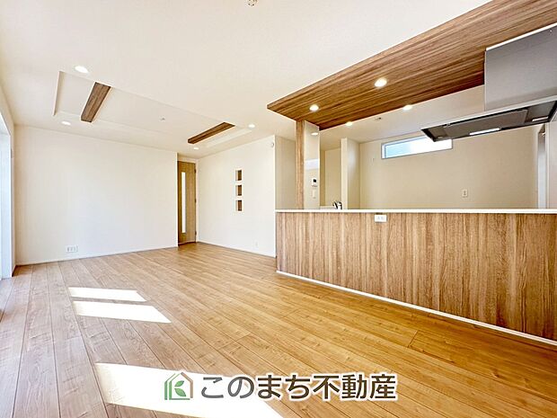 【居間・リビング】家族との大切な団らん空間、明るい日差しをふんだんに取り込んだ伸びやかなリビングダイニングは家族の笑顔につつまれた素敵な空間になります。