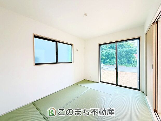 【和室】お子様のお昼寝にも便利な和室です。大きな窓から暖かな日差しが差し込みます♪