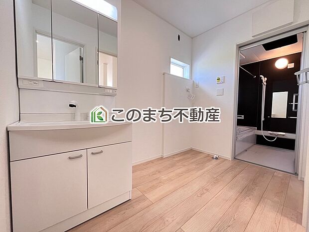 【洗面】同社施工物件の写真です。※建具やフローリング、その他仕様が違う場合がございます。シャンプードレッサーで朝の身支度♪伸びるホースでお掃除も簡単清潔です!
