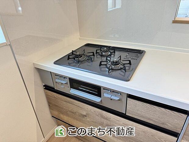【キッチン】三ツ口コンロ採用で、同時調理もスムーズ◎!お料理を並べられるカウンター付きで、配膳・片付けをサポート!リビングで過ごすご家族とコミュニケーションを楽しみながら作業可能です♪