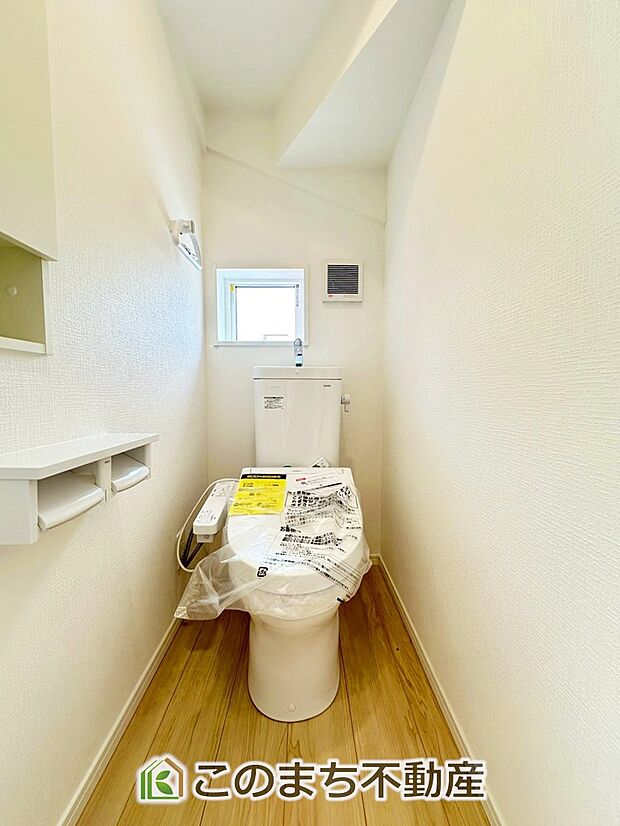 【トイレ】小窓から換気ができて清潔なトイレスペース☆温水洗浄便座搭載です!