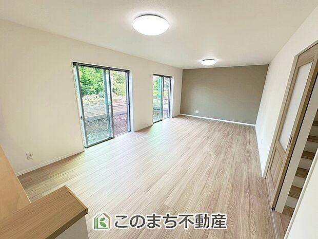 【居間・リビング】南側から暖かな日差しが差し込みます♪キッチンからリビングの様子がよく見渡せます☆