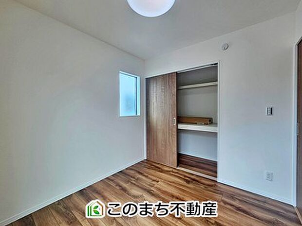 【洋室】陽光がふんだんに降り注ぐお部屋です。陽だまりの空間で、プライベートなお家時間も快適にお過ごしいただけます♪