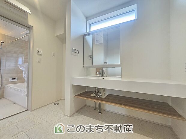 【洗面】同社施工物件の写真です。※建具やフローリング、その他仕様が違う場合がございます。シャンプードレッサーで朝の身支度♪伸びるホースでお掃除も簡単清潔です!