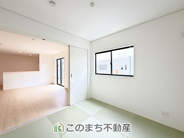 【和室】お子様のお昼寝にも便利な和室です。大きな窓から暖かな日差しが差し込みます♪