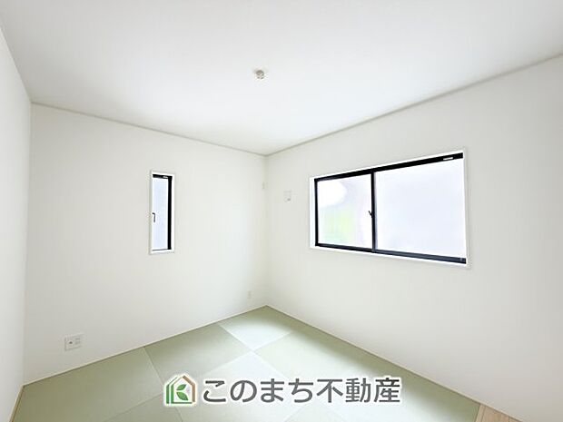 【和室】お子様のお昼寝にも便利な和室です。大きな窓から暖かな日差しが差し込みます♪