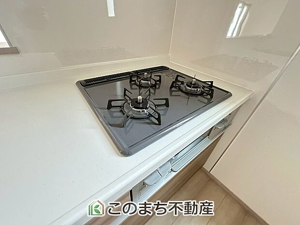 【キッチン】三ツ口コンロ採用で、同時調理もスムーズ◎!お料理を並べられるカウンター付きで、配膳・片付けをサポート!リビングで過ごすご家族とコミュニケーションを楽しみながら作業可能です♪
