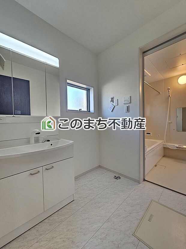 【洗面】同社施工物件の写真です。※建具やフローリング、その他仕様が違う場合がございます。シャンプードレッサーで朝の身支度♪伸びるホースでお掃除も簡単清潔です!