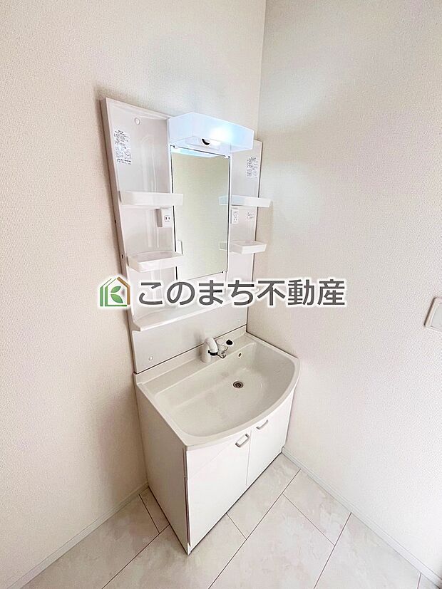 【洗面】同社施工物件の写真です。※建具やフローリング、その他仕様が違う場合がございます。シャンプードレッサーで朝の身支度♪伸びるホースでお掃除も簡単清潔です!