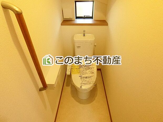 【トイレ】同社施工物件の写真です。※建具やフローリング、その他仕様が違う場合がございます。
