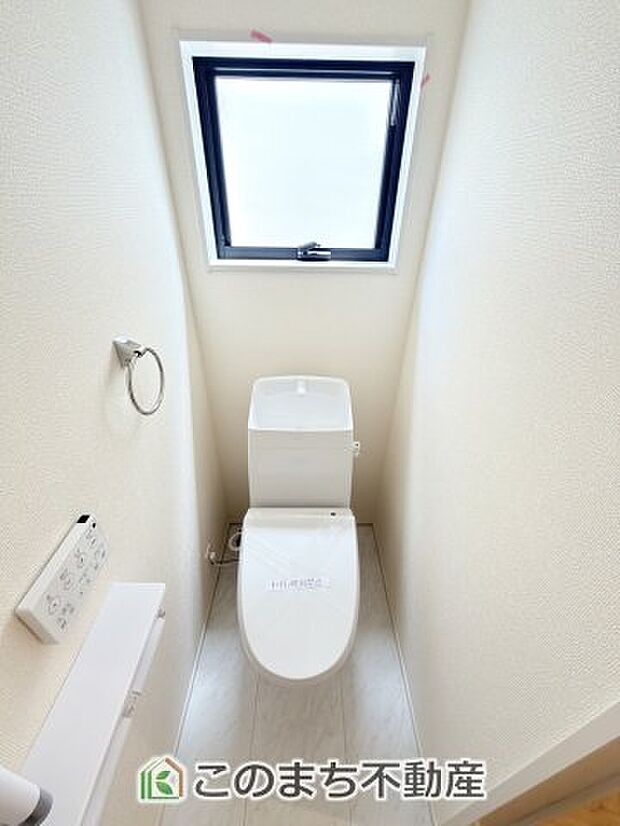 【トイレ】小窓から換気ができて清潔なトイレスペース☆