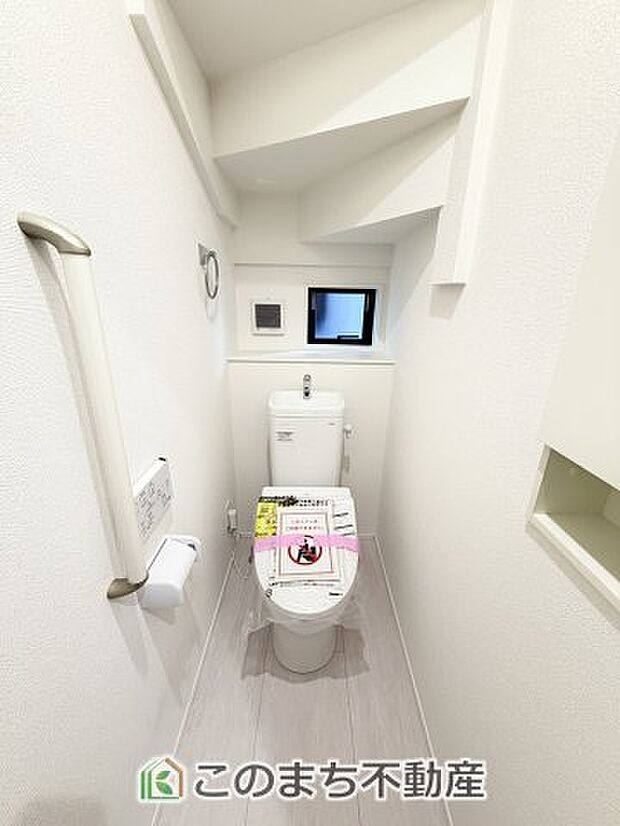 【トイレ】小窓から換気ができて清潔なトイレスペース☆