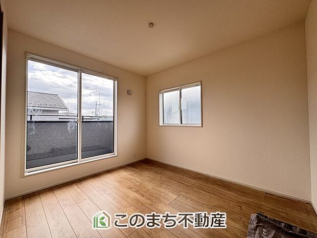 【洋室】南向きで陽当たりの良い洋室♪風通しもよく快適です☆