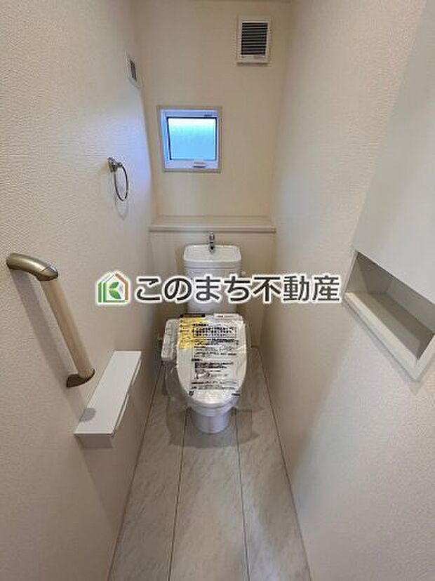 【トイレ】同社施工物件の写真です。※建具やフローリング、その他仕様が違う場合がございます。