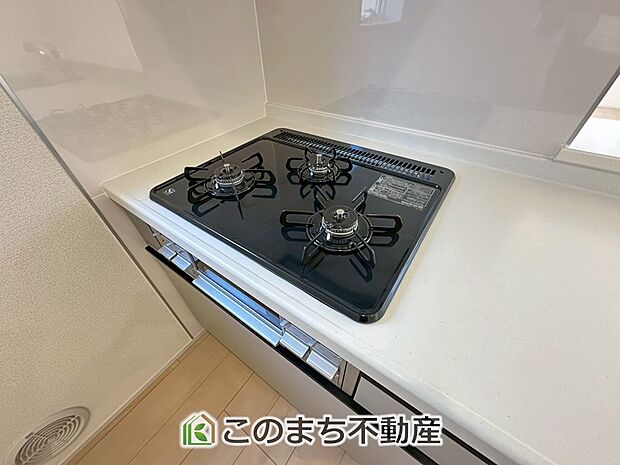 【キッチン】三ツ口コンロ採用で、同時調理もスムーズ◎!お料理を並べられるカウンター付きで、配膳・片付けをサポート!リビングで過ごすご家族とコミュニケーションを楽しみながら作業可能です♪