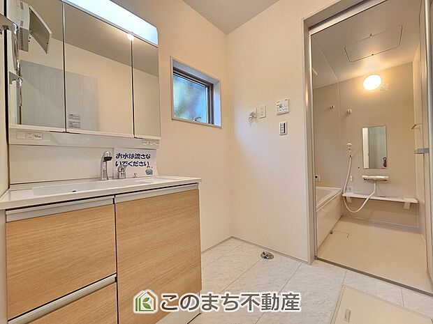 【洗面】シャンプードレッサーで朝の身支度♪伸びるホースでお掃除も簡単清潔です!