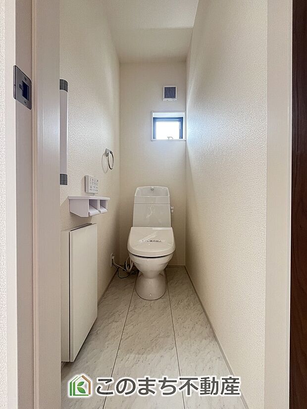 【トイレ】小窓から換気ができて清潔なトイレスペース☆