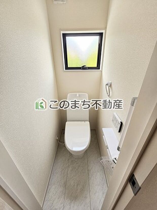 【トイレ】同社施工物件の写真です。※建具やフローリング、その他仕様が違う場合がございます。