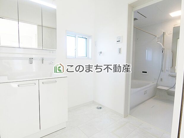 【洗面】同社施工物件の写真です。※建具やフローリング、その他仕様が違う場合がございます。シャンプードレッサーで朝の身支度♪伸びるホースでお掃除も簡単清潔です!