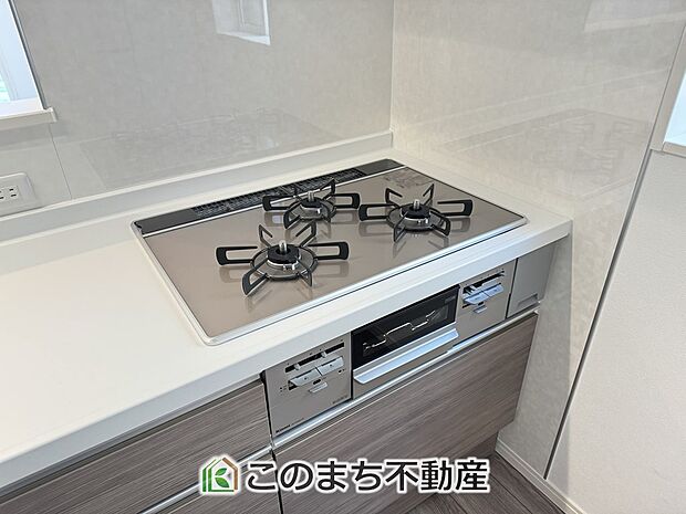 【キッチン】三ツ口コンロ採用で、同時調理もスムーズ◎!お料理を並べられるカウンター付きで、配膳・片付けをサポート!リビングで過ごすご家族とコミュニケーションを楽しみながら作業可能です♪