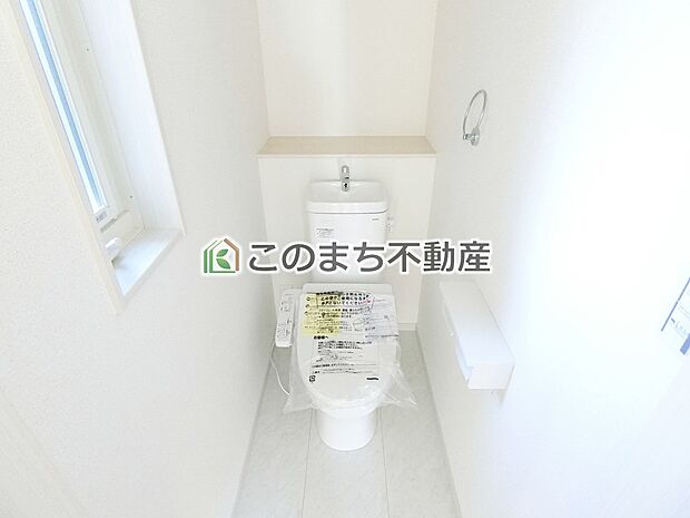【トイレ】同社施工物件の写真です。※建具やフローリング、その他仕様が違う場合がございます。