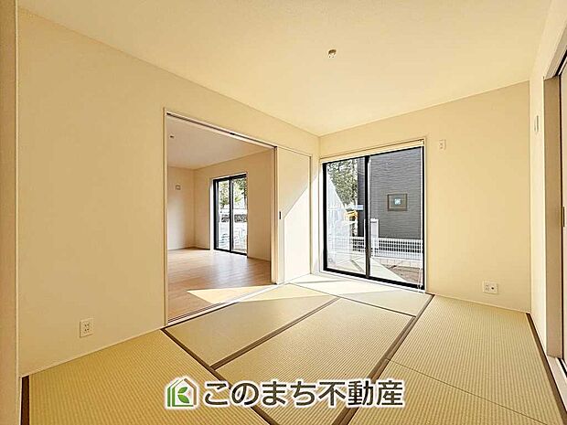 【和室】お子様のお昼寝にも便利な和室です。大きな窓から暖かな日差しが差し込みます♪