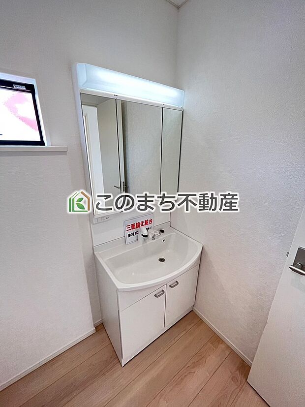 【洗面】同社施工物件の写真です。※建具やフローリング、その他仕様が違う場合がございます。シャンプードレッサーで朝の身支度♪伸びるホースでお掃除も簡単清潔です!
