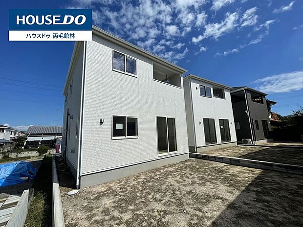 【1号棟お庭】1号棟。建物南側に広がる、ゆとりあるお庭スペース。家庭菜園やガーデニング、お子さまの遊び場など、ご家族のライフスタイルに合わせて自由にお使いいただけます。