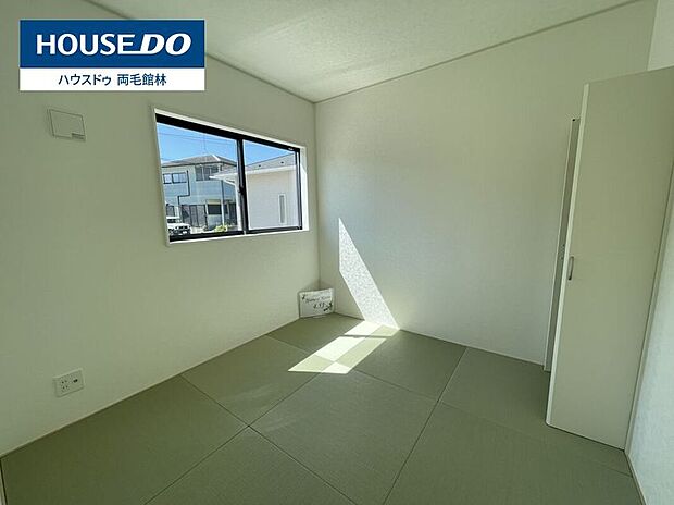 【4号棟 和室】4号棟。モダンな縁なし畳を採用した和室。ゴロンとくつろげるスペースとして、客間やお子さまの遊び場、お昼寝スペースにも。窓からの自然光が心地よい、落ち着いた空間です。