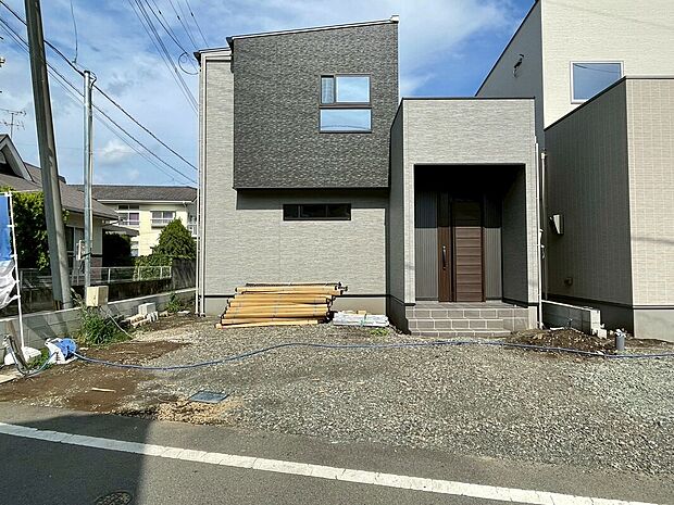 【1号地】
洗練されたデザインと、暮らしやすさを両立。ブラック×グレージュのコントラストが美しい、モダンスタイルの住まいです☆彡