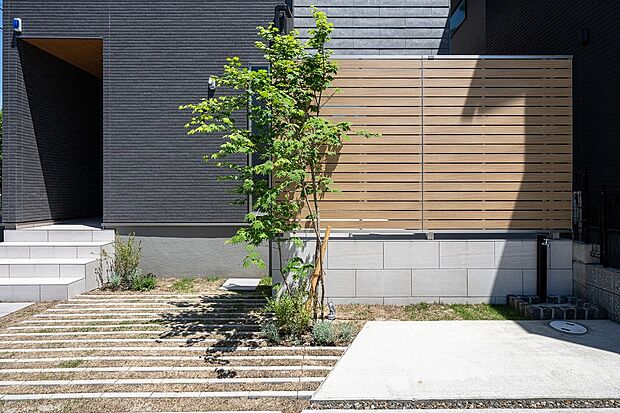 住まいに彩りを添える、心地よい植栽計画。
外観のアクセントとなる植栽をバランスよく配置。無機質になりがちな外構に自然のぬくもりをプラスし、季節の移ろいを感じられる、心地よい住まいの表情をつくります。