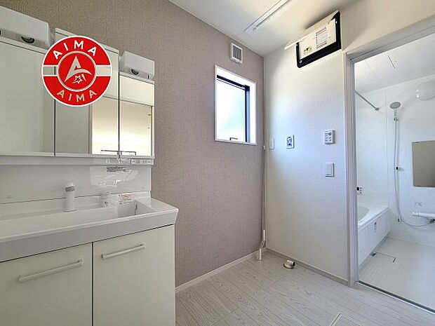 【脱衣場】ゆとりの洗面スペースで朝の身支度もスムーズに。暮らしを快適に変えるシャワー付洗面台です！