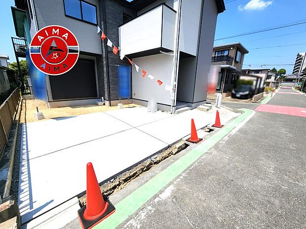 【外観】広々した駐車場です。