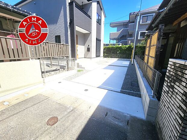【外観】広々した駐車場です。