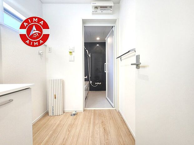 【脱衣場】ゆとりの洗面スペースで朝の身支度もスムーズに。暮らしを快適に変えるシャワー付洗面台です!