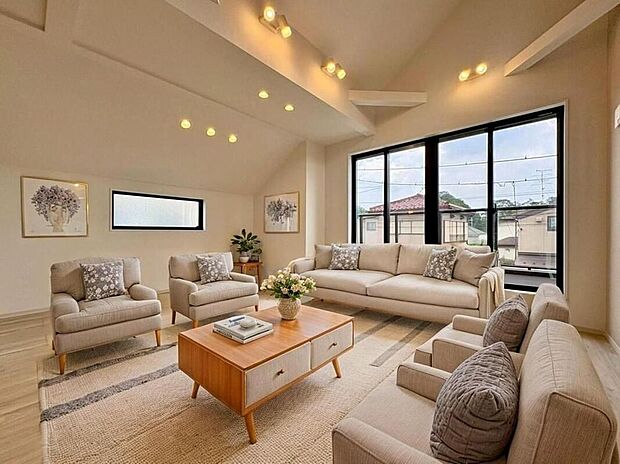 大きな窓から差し込む自然光が、部屋全体を優しく包み込むリビングルーム。※家具・小物・植栽等は、バーチャルステージングを使用して配置しています。販売価格には含まれません。