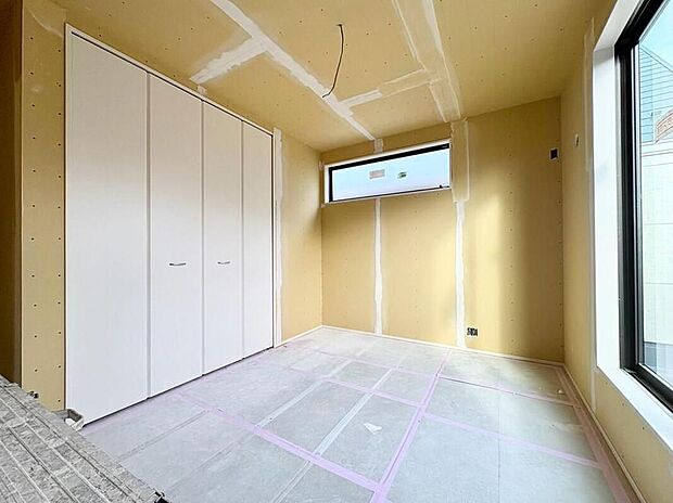 将来を見据えた洋室は、大容量のクローゼットで収納も充実。明るい窓が心地よい、家族それぞれのプライベート空間に。