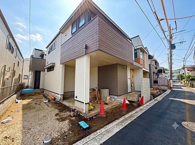 【前面道路含む現地写真】分譲地のため同時期に新生活を始める家族が多く、ご近所付き合いのしやすさも魅力の一つ。お子様のお友達作りにも適した環境です。※CGにて青空加工を施しています。