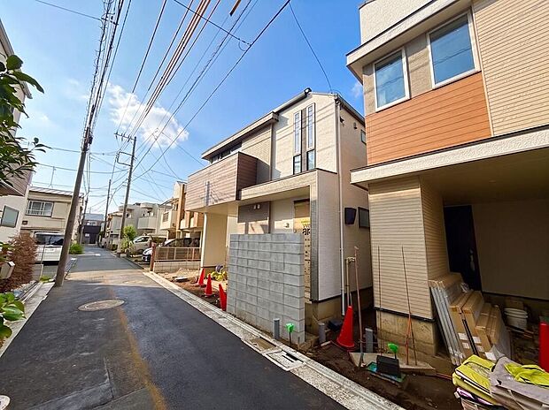 【前面道路含む現地写真】前面道路はアスファルト舗装されています。お子様の通学時や自転車での走行、ベビーカーを押して外出する際も快適です。※CGにて青空加工を施しています。
