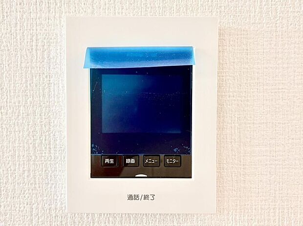 【TVモニター付きインターホン】玄関まで出向く前に、来訪者の顔や外の様子を確認することができます。お子様のお留守番の際などにも役立ちそうな設備です。