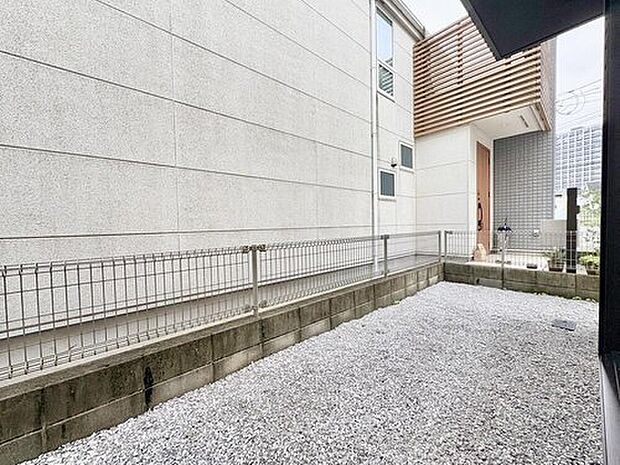 【庭】手入れのしやすい砂利敷きの庭は、お子様の遊び場や家族の憩いのスペースとしても活用できます。