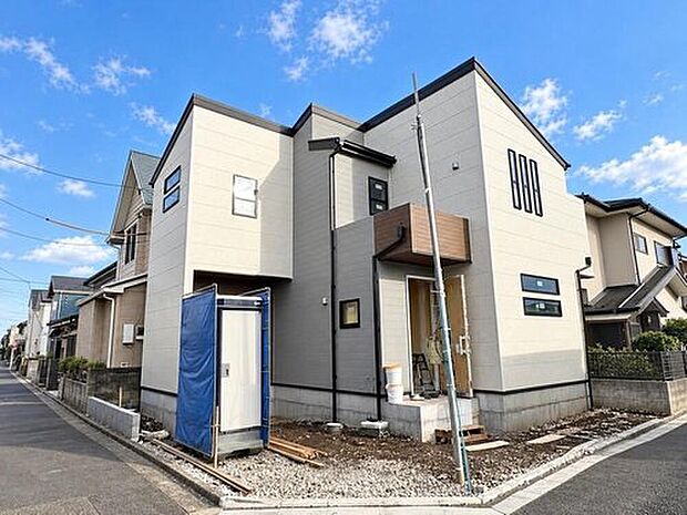 【現地外観写真】洗練されたツートンカラーの外観が目を引く新築戸建て。角地で開放感があり、家族の未来を育む理想の住まいです。
※CG加工により晴天にしています。