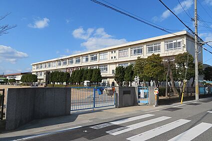 市立広畑第二小学校 900m(徒歩12分)