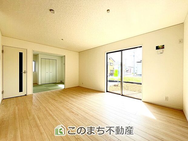 お休みの日は一日中家でリラックス出来る安らぎの空間になります♪陽当たり良好な開放感のある大きなリビング♪
