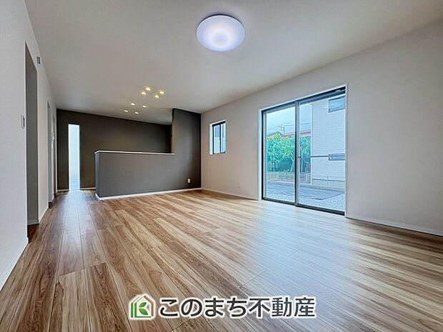 窓が多く明るいリビングスペース☆ご家族の団らんを明るい日差しがが照らします☆