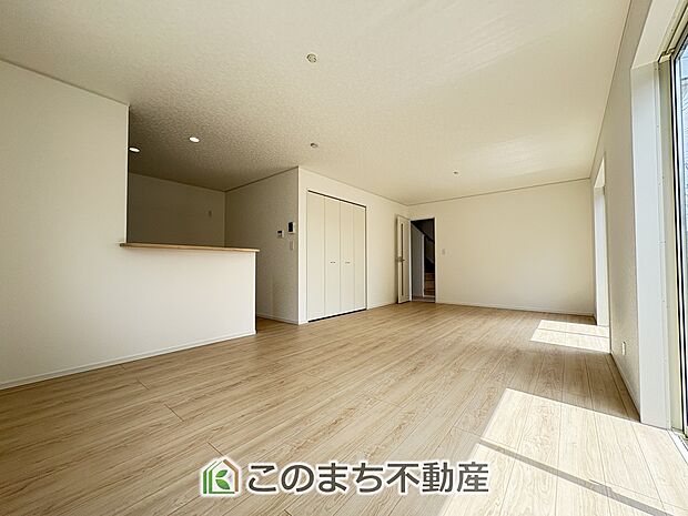 窓が多く明るいリビングスペース☆ご家族の団らんを明るい日差しがが照らします☆